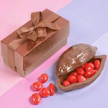 Какао-боб из молочного шоколада с драже клубника в белом шоколаде