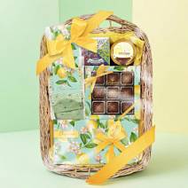 Подарочная корзина: мармелад, конфеты глазированные, чай, мед