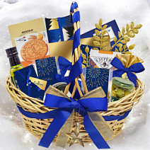 "Новогодняя корзина" набор: конфеты ассорти, молочный шоколад, драже, фруктовые чипсы, оливковое масло, хлебные палочки, риет, чай, мед