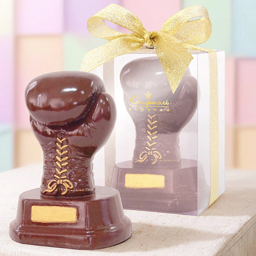 "Боксерская перчатка" скульптура молочный шоколад