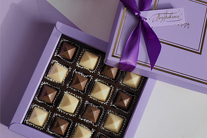 Что подарить обеспеченной женщине