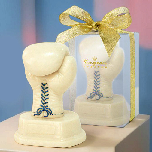 "Боксерская перчатка" скульптура белый шоколад