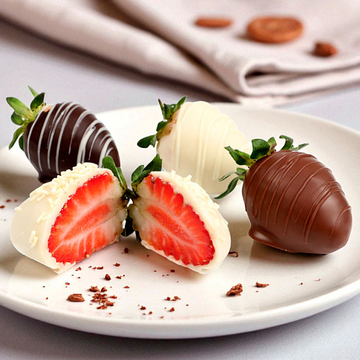 Набор из свежей клубники в шоколаде с декором 320г