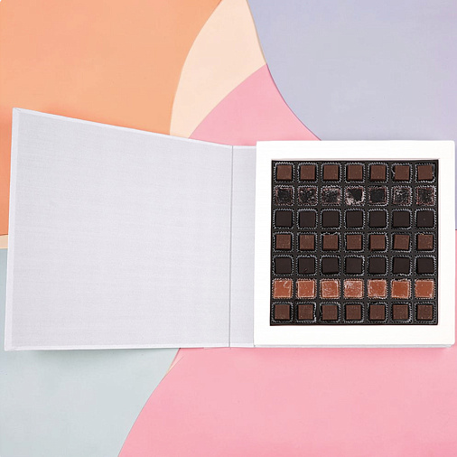 Подарочный набор с конфетами: мармелад, конфеты ассорти (мега-книга серебряная)