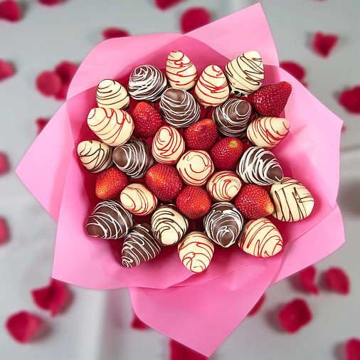 Клубника в шоколаде букет розовый 940г
