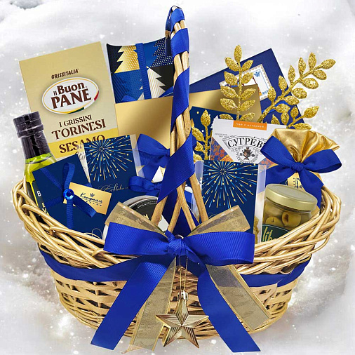 "Новогодняя корзина" набор: конфеты ассорти, молочный шоколад, драже, фруктовые чипсы, оливковое масло, хлебные палочки, риет, чай, мед