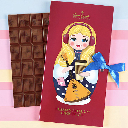 "Русская красавица с балалайкой" открытка молочный шоколад 