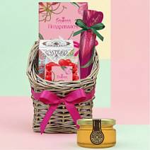 Подарочная корзина: шоколад, драже, конфеты глазированные, чай, мед